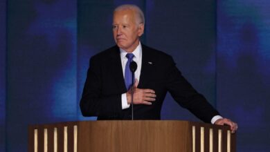 Photo of Emotional Joe Biden passes torch to Kamala Harris ending 5 decades in elected office