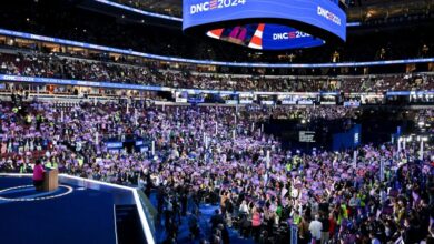 Photo of Biden passes the torch to Harris on first night of DNC