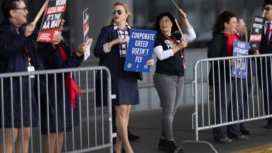 Photo of American Airlines flight attendants ratify new contract with immediate raises topping 20%