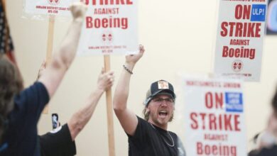 Photo of Boeing factory workers strike after overwhelmingly rejecting contract