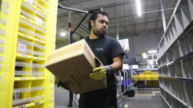 Photo of Amazon increases average pay for warehouse workers and adds free Prime membership perk