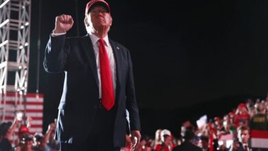 Photo of Trump suggests heckler should ‘get the hell knocked out of her’ after rally