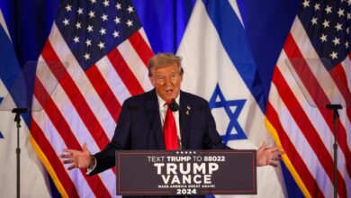 Photo of Trump, who has criticized Jewish Democrats, blames their party for antisemitism