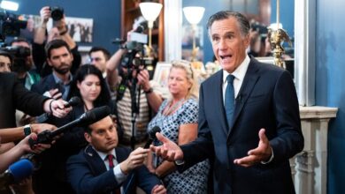 Photo of Trump foe Mitt Romney resists endorsing Harris