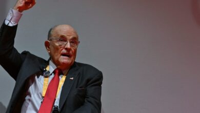 Photo of Judge gives control of Giuliani assets to Georgia poll workers he defamed