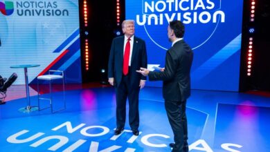 Photo of Trump tries softer tone but reprises false migrant claims at Univision town hall