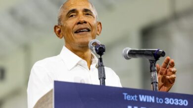 Photo of Obama uses withering mockery in Arizona as he questions Trump’s competence