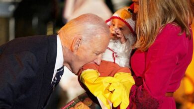 Photo of Biden bites babies visiting for White House Halloween trick-or-treat celebration