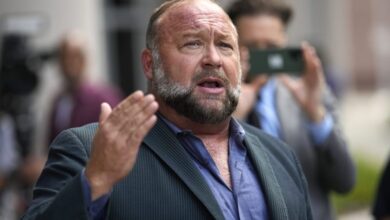 Photo of Judge says he must still approve sale of Infowars to The Onion