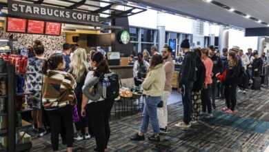 Photo of Can Starbucks fix long lines at its airport cafes?