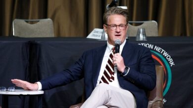 Photo of ‘Morning Joe’ co-hosts bend the knee at Mar-a-Lago to try and ‘reset the relationship’