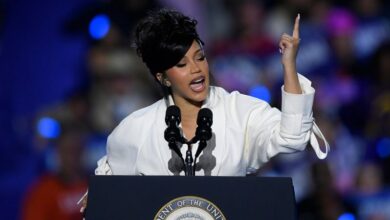 Photo of Cardi B suffers teleprompter glitch during Harris rally in Wisconsin