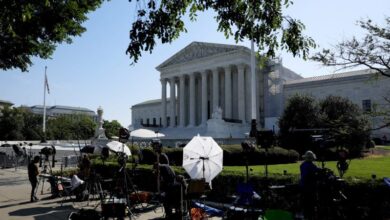 Photo of Justice Alito plans to remain on Supreme Court, resisting pressure to step aside: report