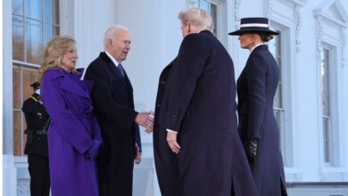 Photo of Biden greets Trump at White House with two-word message