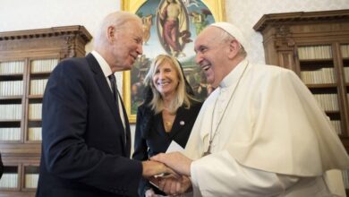 Photo of Biden awards Pope Francis with highest civilian honor, Presidential Medal of Freedom, over the phone